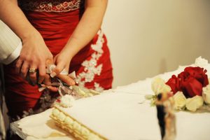 Il taglio della torta | Andrea Russo Fotografo matrimoni Toscana