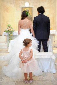 Andrea Russo Fotografia Matrimoni in Toscana coppia con bimbo fede