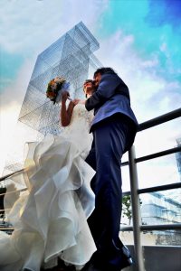Andrea Russo Fotografia Matrimoni in Toscana sposi con fiori in posa