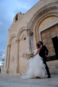 Andrea Russo Fotografia Matrimoni in Toscana gli sposi davanti alla chiesa